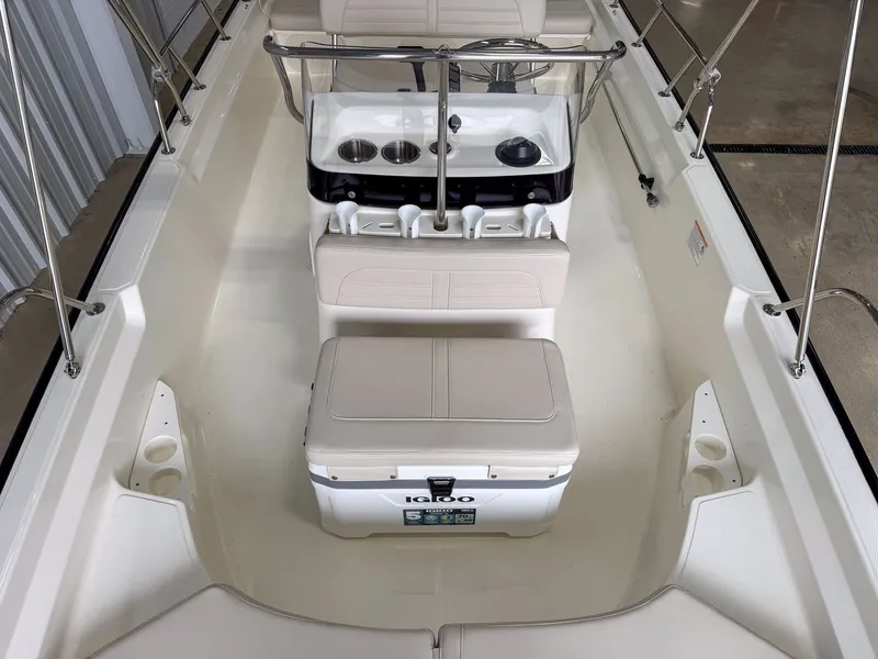Slide: The Image of Boston Whaler 17 Montauk 2026 - 15