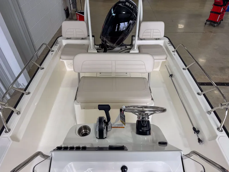 Slide: The Image of Boston Whaler 17 Montauk 2026 - 16