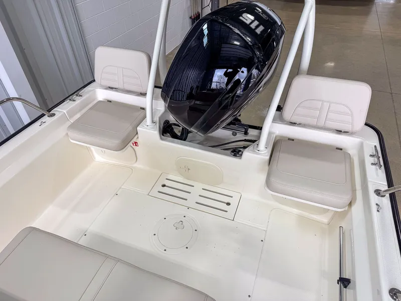Slide: The Image of Boston Whaler 17 Montauk 2026 - 8