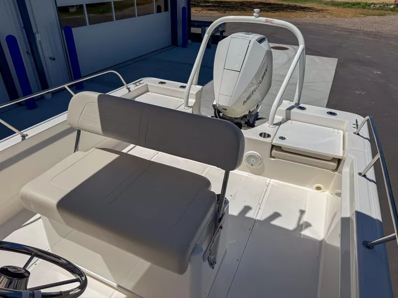 Slide: The Image of Boston Whaler 21MTK 2026 - 13