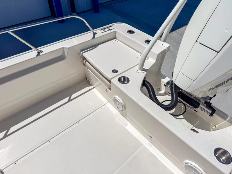 Slide: The Image of Boston Whaler 21MTK 2026 - 14