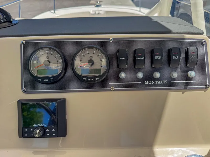 Slide: The Image of Boston Whaler 21MTK 2026 - 21