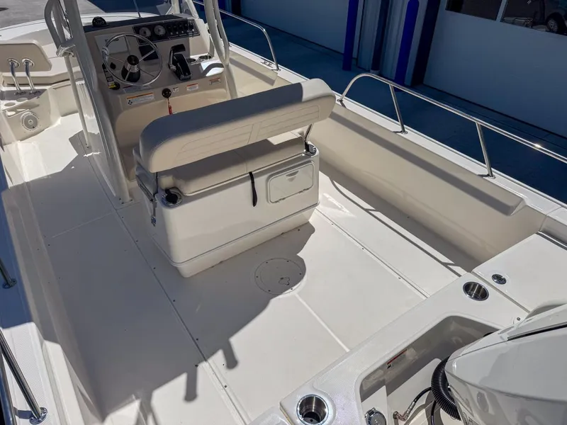 Slide: The Image of Boston Whaler 21MTK 2026 - 6