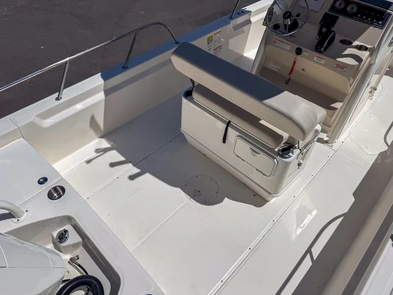 Slide: The Image of Boston Whaler 21MTK 2026 - 7