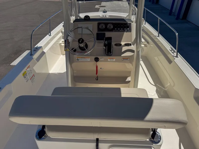 Slide: The Image of Boston Whaler 21MTK 2026 - 8