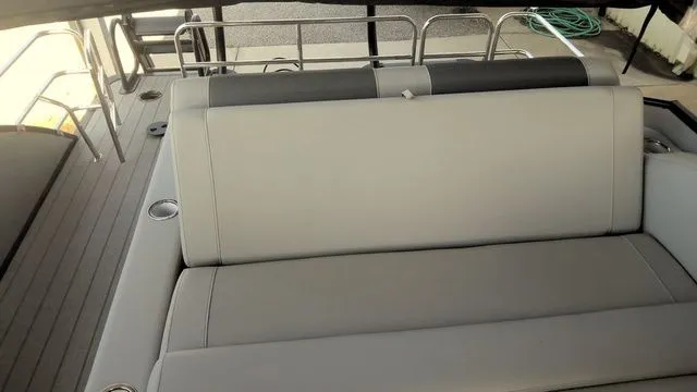 Slide: The Image of Bentley Pontoons Elite Swingback Bench 223 (XLP3) 2026 - 10