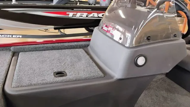 Slide: The Image of Tracker Bass Tracker Classic XL 2026 - 29