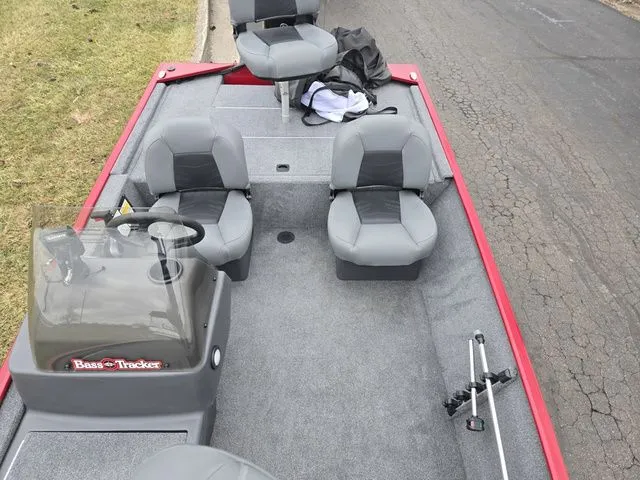 Slide: The Image of Tracker Bass Tracker Classic XL 2024 - 20