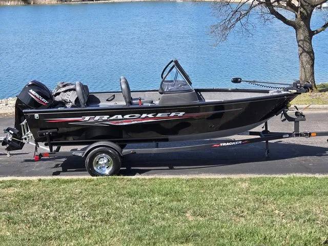 The Image of Tracker Pro Guide V-16 WT 2024 - undefined