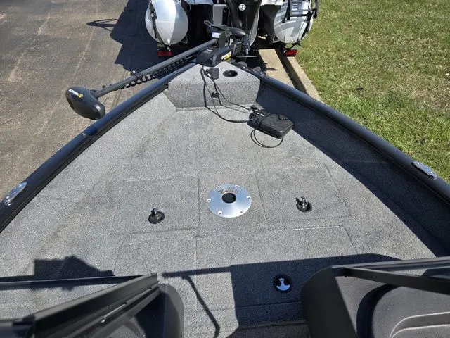 Slide: The Image of Tracker Pro Guide V-16 WT 2024 - 17