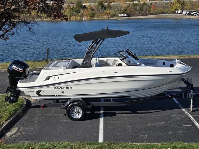The Image of Bayliner VR5 Bowrider-Outboard 2024 - undefined