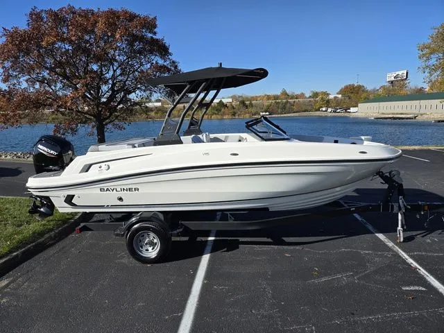 Slide: The Image of Bayliner VR5 Bowrider-Outboard 2024 - 10