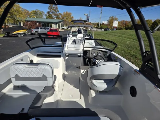 Slide: The Image of Bayliner VR5 Bowrider-Outboard 2024 - 11