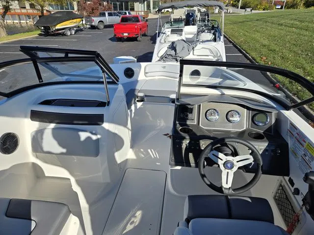 Slide: The Image of Bayliner VR5 Bowrider-Outboard 2024 - 12