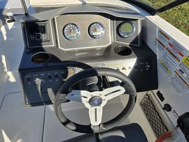 Slide: The Image of Bayliner VR5 Bowrider-Outboard 2024 - 13