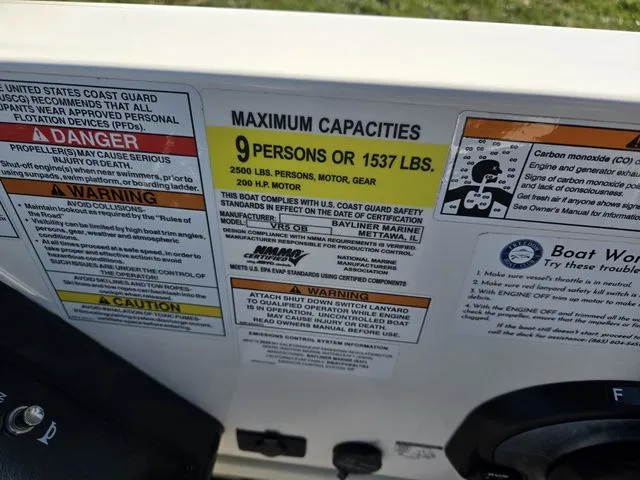 Slide: The Image of Bayliner VR5 Bowrider-Outboard 2024 - 14