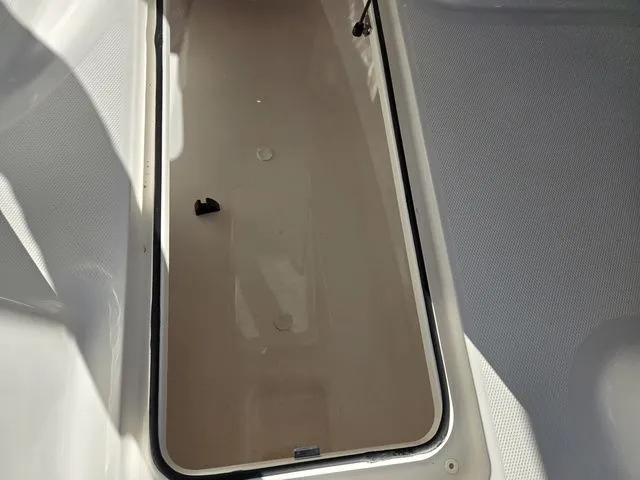 Slide: The Image of Bayliner VR5 Bowrider-Outboard 2024 - 15