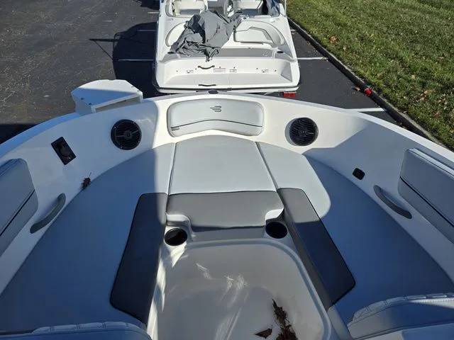 Slide: The Image of Bayliner VR5 Bowrider-Outboard 2024 - 16