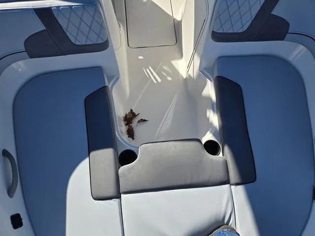 Slide: The Image of Bayliner VR5 Bowrider-Outboard 2024 - 17