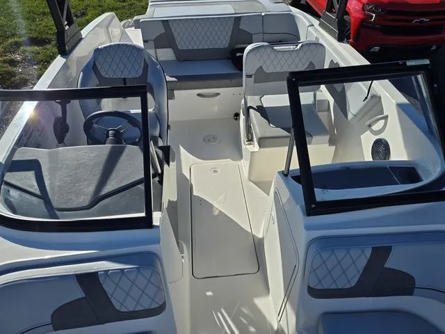 Slide: The Image of Bayliner VR5 Bowrider-Outboard 2024 - 18