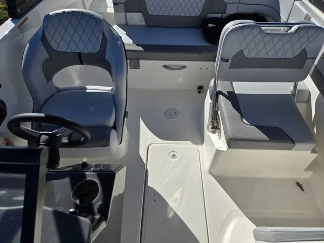 Slide: The Image of Bayliner VR5 Bowrider-Outboard 2024 - 19