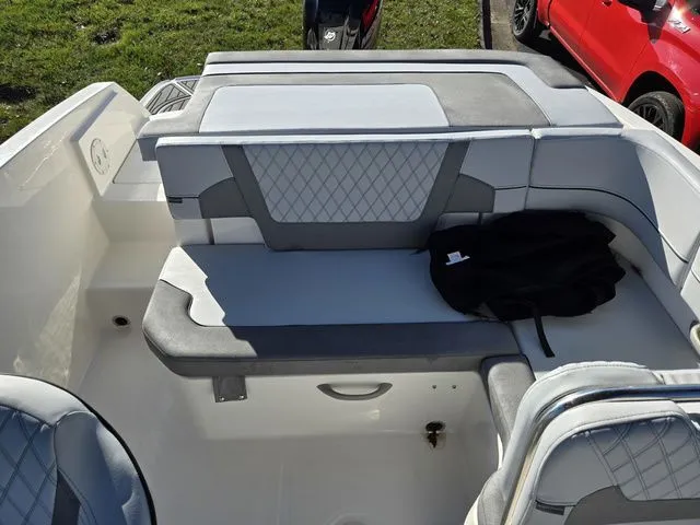 Slide: The Image of Bayliner VR5 Bowrider-Outboard 2024 - 20