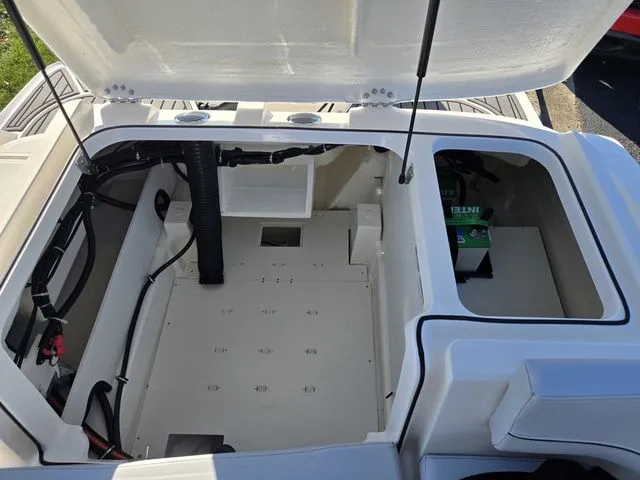 Slide: The Image of Bayliner VR5 Bowrider-Outboard 2024 - 22