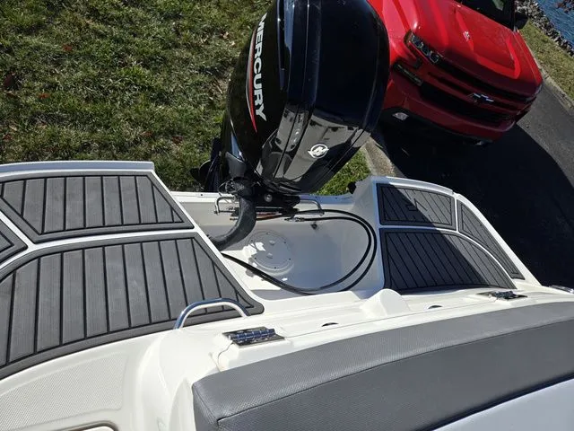Slide: The Image of Bayliner VR5 Bowrider-Outboard 2024 - 23