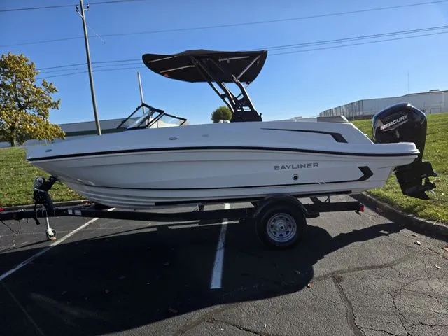 Slide: The Image of Bayliner VR5 Bowrider-Outboard 2024 - 5