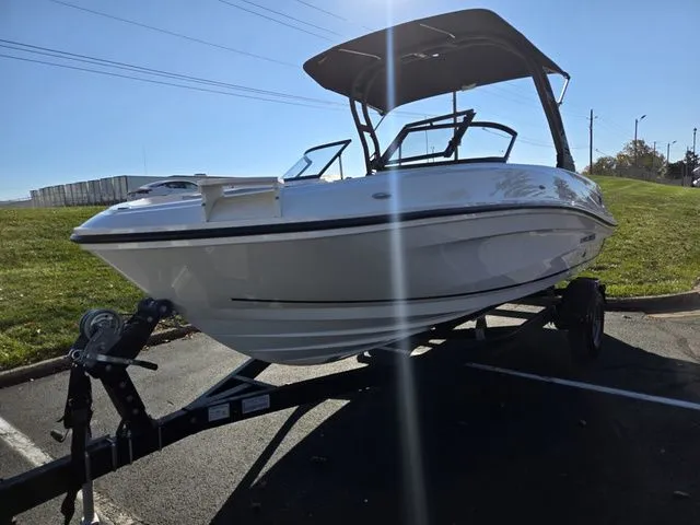 Slide: The Image of Bayliner VR5 Bowrider-Outboard 2024 - 6