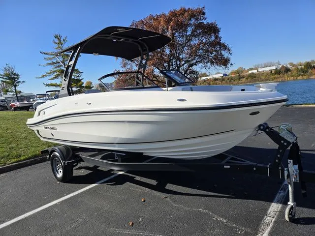 Slide: The Image of Bayliner VR5 Bowrider-Outboard 2024 - 9