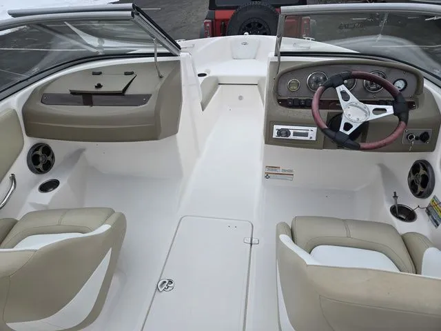 Slide: The Image of Regal 1900 ES Bowrider 2015 - 12