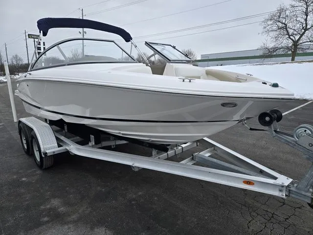 Slide: The Image of Regal 1900 ES Bowrider 2015 - 6