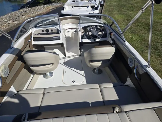 Slide: The Image of Bayliner 185 Bowrider 2015 - 11