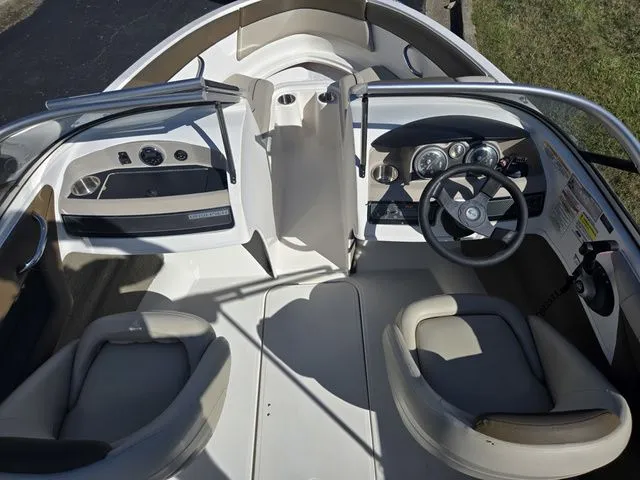 Slide: The Image of Bayliner 185 Bowrider 2015 - 12