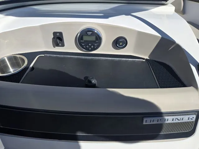 Slide: The Image of Bayliner 185 Bowrider 2015 - 14