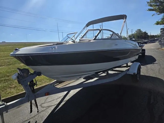 Slide: The Image of Bayliner 185 Bowrider 2015 - 6