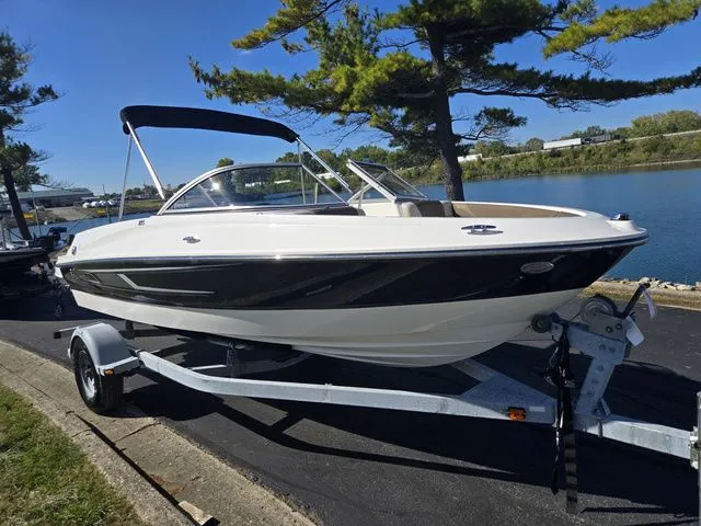 Slide: The Image of Bayliner 185 Bowrider 2015 - 9