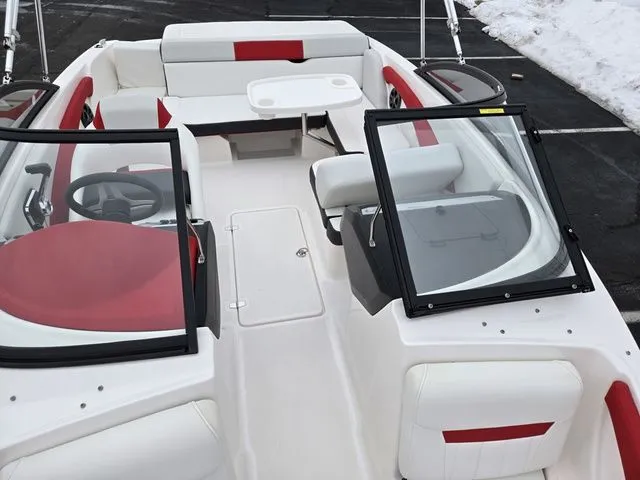 Slide: The Image of Regal 1900 ESX 2017 - 20