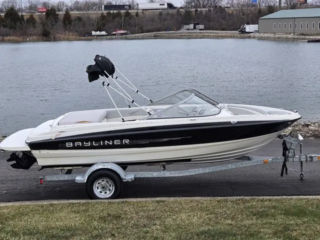 The Image of Bayliner 195 Bowrider 2011 - 1