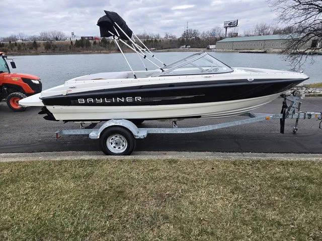 Slide: The Image of Bayliner 195 Bowrider 2011 - 10