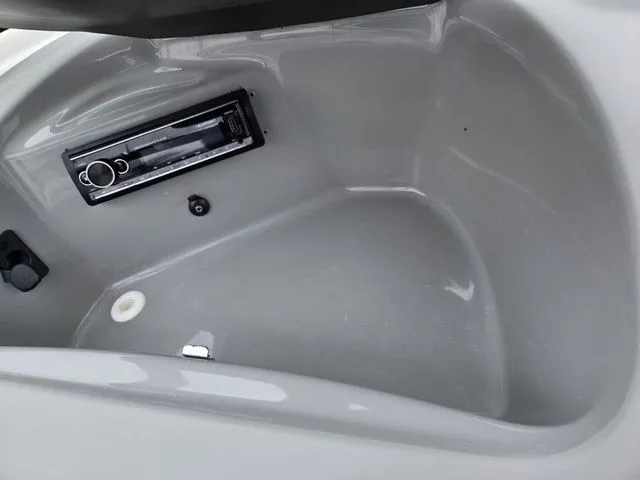 Slide: The Image of Bayliner 195 Bowrider 2011 - 16