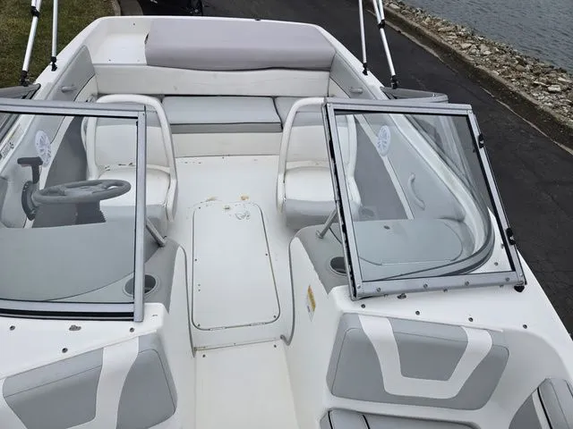 Slide: The Image of Bayliner 195 Bowrider 2011 - 19