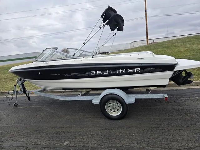 Slide: The Image of Bayliner 195 Bowrider 2011 - 5