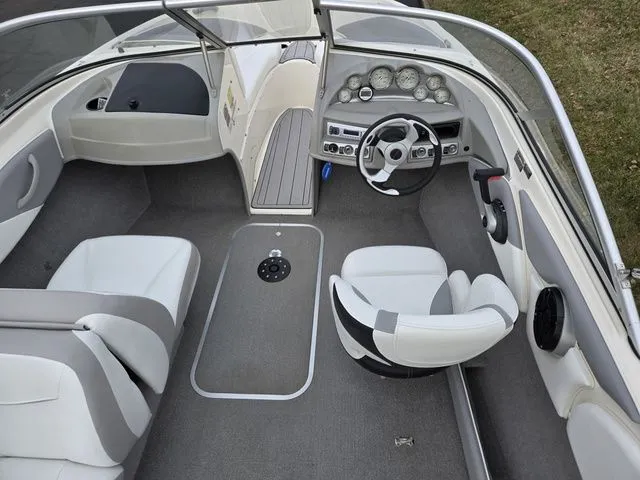 Slide: The Image of Bayliner 185 Bowrider 2010 - 12