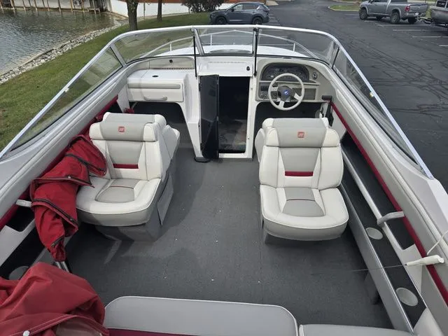 Slide: The Image of Four Winns 235 Sundowner 1994 - 11