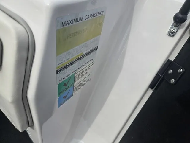 Slide: The Image of Four Winns 235 Sundowner 1994 - 13