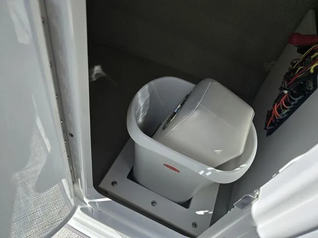 Slide: The Image of Crownline Boats E 235 2020 - 19