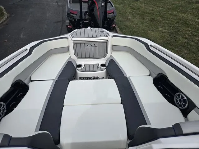 Slide: The Image of Yamaha 252S 2021 - 18