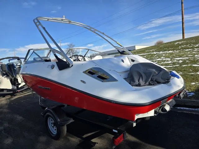 Slide: The Image of Sea-Doo 180 Challenger SE With Tower - High Output Engines 2011 - 4